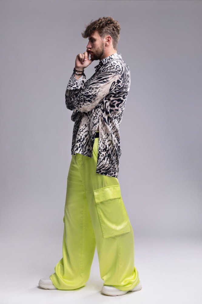 Spodnie męskie Neon Lime- neonowy seledyn, szerokie nogawki, naszywane kieszenie, satynowa wiskoza - w zestawieniu z koszulą z naszej kolekcji