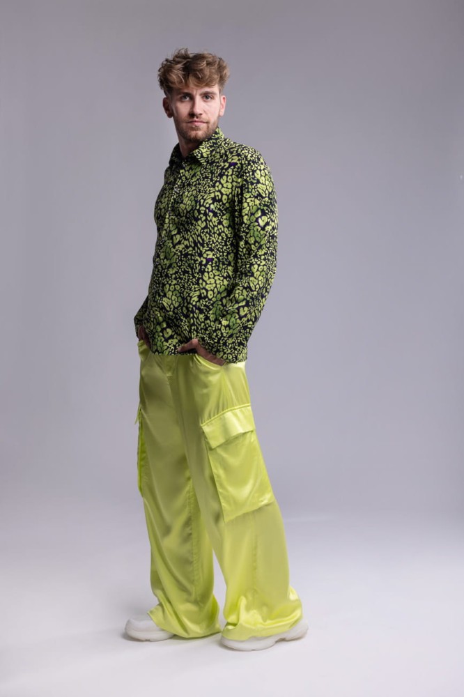 Spodnie męskie Neon Lime- neonowy seledyn, szerokie nogawki, naszywane kieszenie, satynowa wiskoza - stylizacja z koszulą
