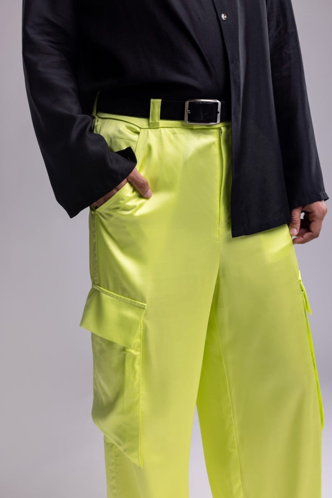 Spodnie męskie Neon Lime- neonowy seledyn, szerokie nogawki, naszywane kieszenie, satynowa wiskoza - detal kieszeń naszywana