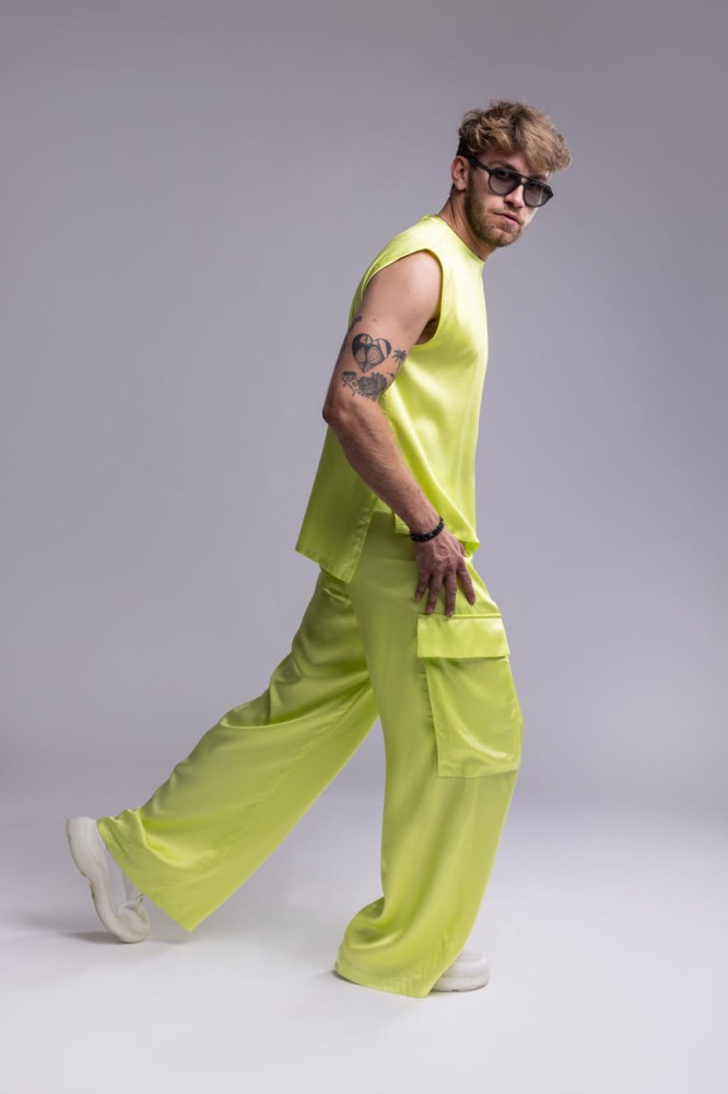 Spodnie męskie Neon Lime- neonowy seledyn, szerokie nogawki, naszywane kieszenie, satynowa wiskoza - widok z boku