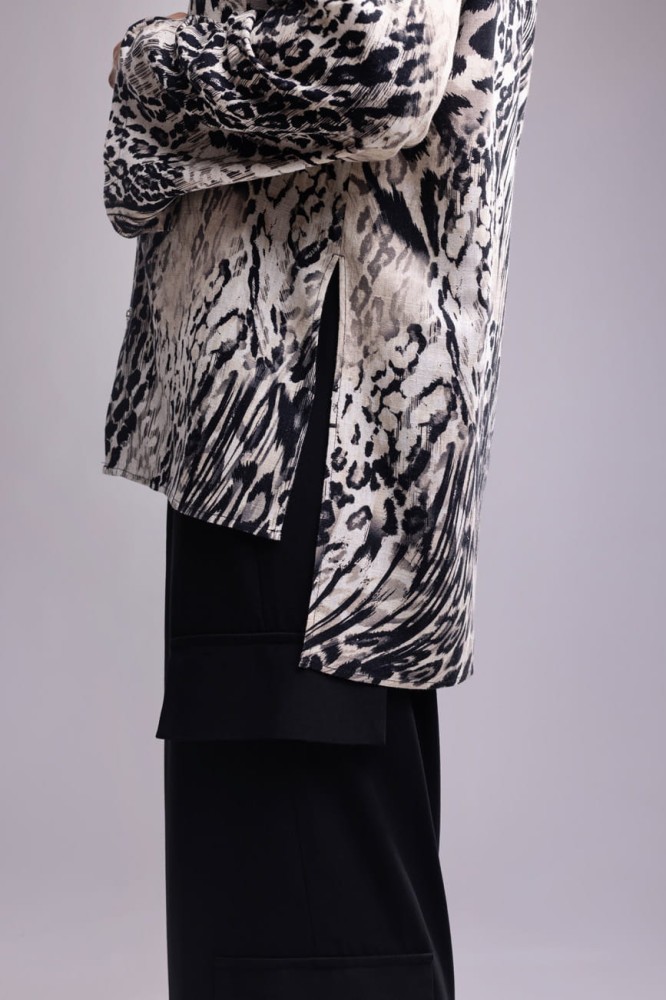 Koszula męska Leopard Beige - panterka, asymetryczna, dłuższy tył, dół i rękawy z rozcięciami, bez mankietów, wiskoza i len - detal bok koszuli