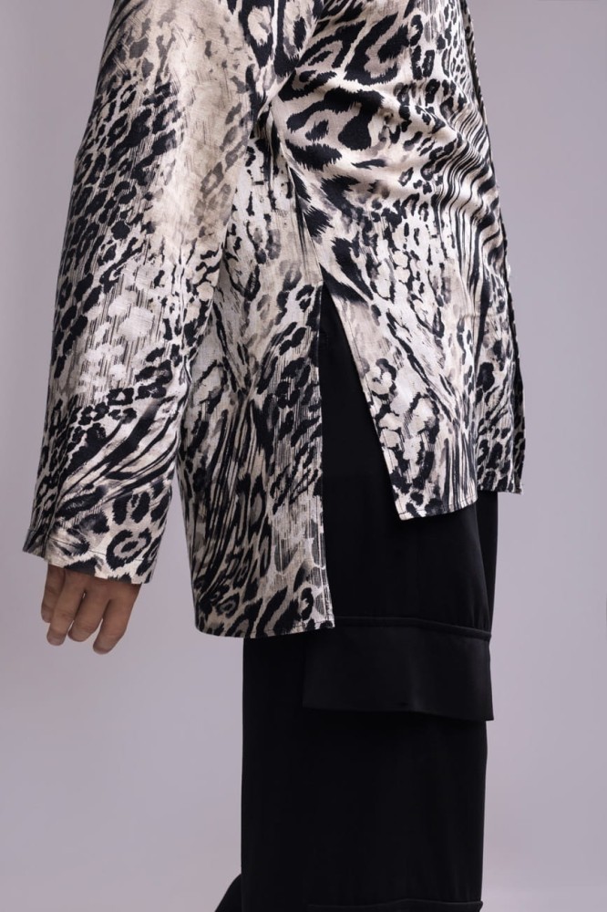 Koszula męska Leopard Beige - panterka, asymetryczna, dłuższy tył, dół i rękawy z rozcięciami, bez mankietów, wiskoza i len - detal bok koszuli, rękaw
