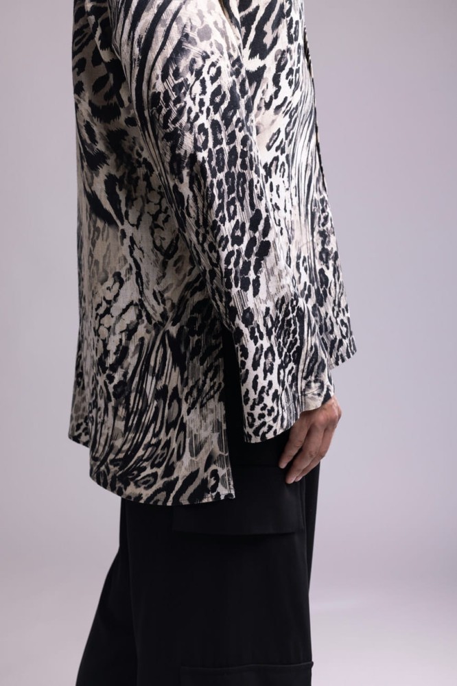 Koszula męska Leopard Beige - panterka, asymetryczna, dłuższy tył, dół i rękawy z rozcięciami, bez mankietów, wiskoza i len - detal bok koszuli, rękaw