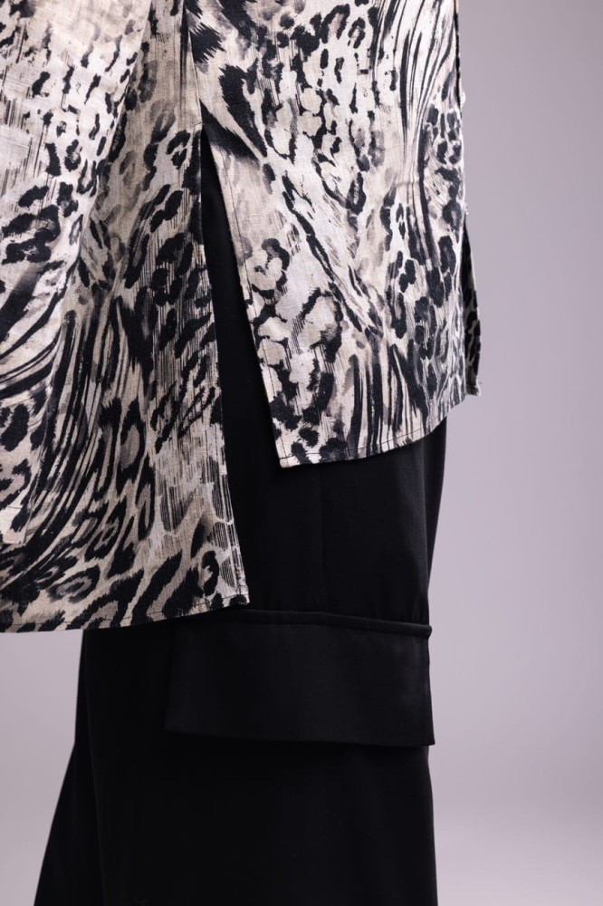Koszula męska Leopard Beige - panterka, asymetryczna, dłuższy tył, dół i rękawy z rozcięciami, bez mankietów, wiskoza i len - detal bok koszuli