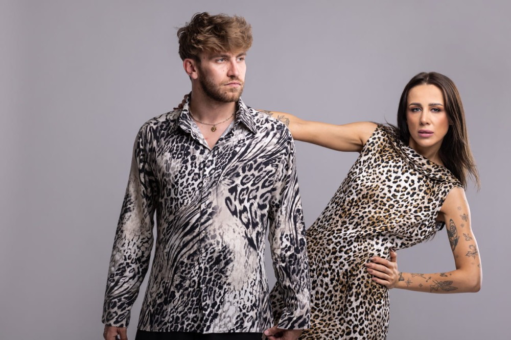 Koszula męska Leopard Beige - panterka, asymetryczna, dłuższy tył, dół i rękawy z rozcięciami, bez mankietów, wiskoza i len