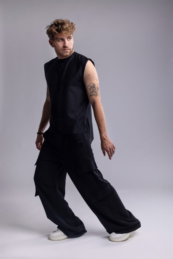 Spodnie męskie Deep Black - czarne, z wiskozy, szerokie nogawki, naszywane patki - widok spodni w stylizacji z topem z naszej kolekcji