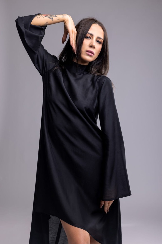 Tunika Dark OpiumTunika damska Dark Opium - czarna, asymetryczna, długi rękaw z rozcięciem, stójka na guziki, lyocell - widok przodu