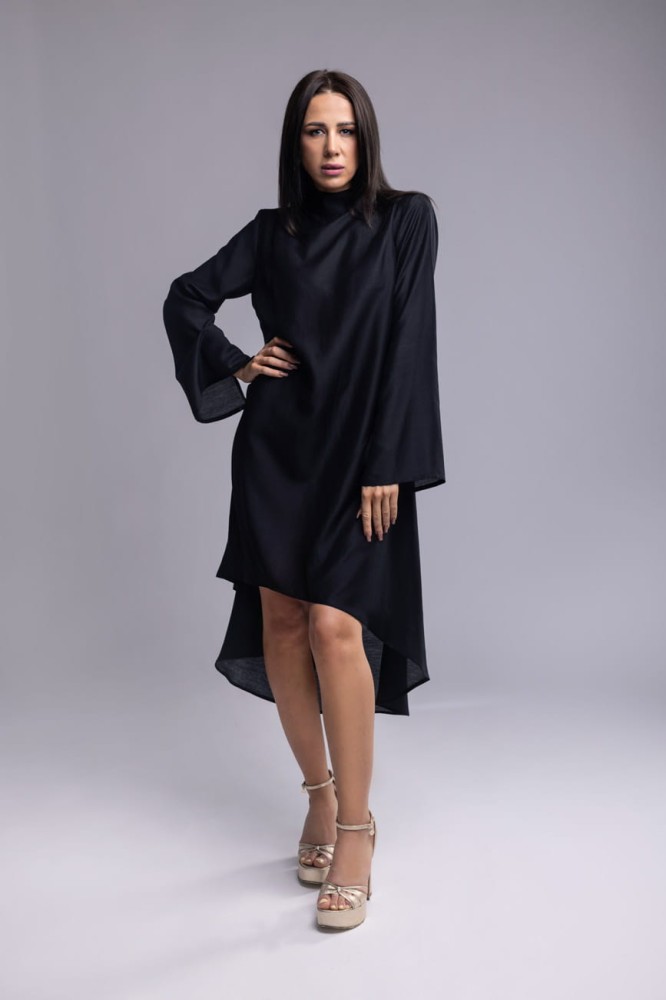 Tunika Dark OpiumTunika damska Dark Opium - czarna, asymetryczna, długi rękaw z rozcięciem, stójka na guziki, lyocell - widok przodu