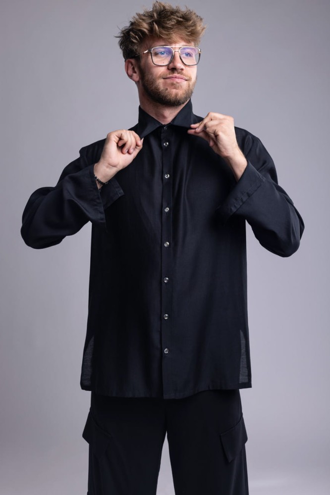 Koszula męska Dark SmokeKoszula męska Dark Smoke - czarna, asymetryczny dół z rozcięciami, bez mankietów, lyocell - przód detal kołnierzyk, guziki