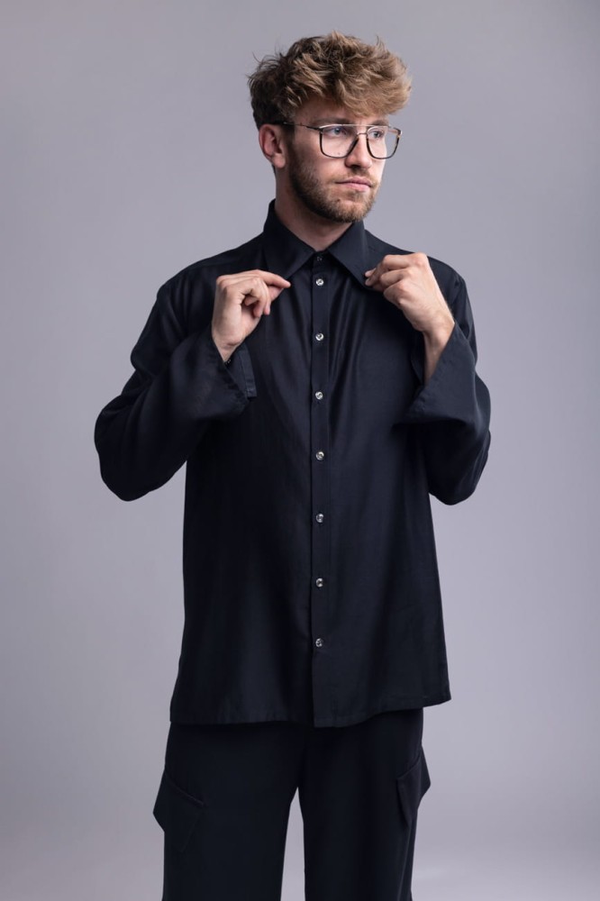 Koszula męska Dark SmokeKoszula męska Dark Smoke - czarna, asymetryczny dół z rozcięciami, bez mankietów, lyocell - przód, detal kołnierzyk, rękawy