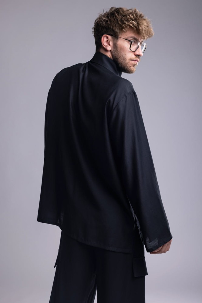 Koszula męska Dark SmokeKoszula męska Dark Smoke - czarna, asymetryczny dół z rozcięciami, bez mankietów, lyocell - widok tyłu koszuli
