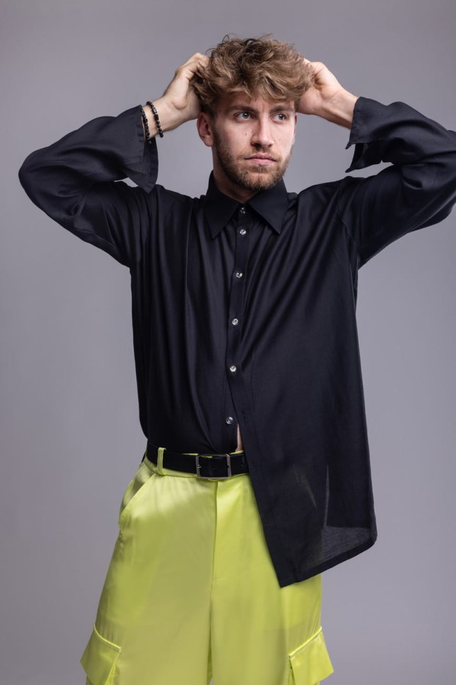 Koszula męska Dark SmokeKoszula męska Dark Smoke - czarna, asymetryczny dół z rozcięciami, bez mankietów, lyocell - stylizacja ze spodniami z naszej kolekcji