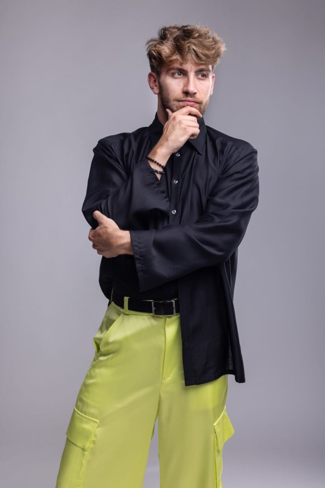 Koszula męska Dark Smoke - czarna, asymetryczny dół z rozcięciami, bez mankietów, lyocell - stylizacja ze spodniami z naszej kolekcji