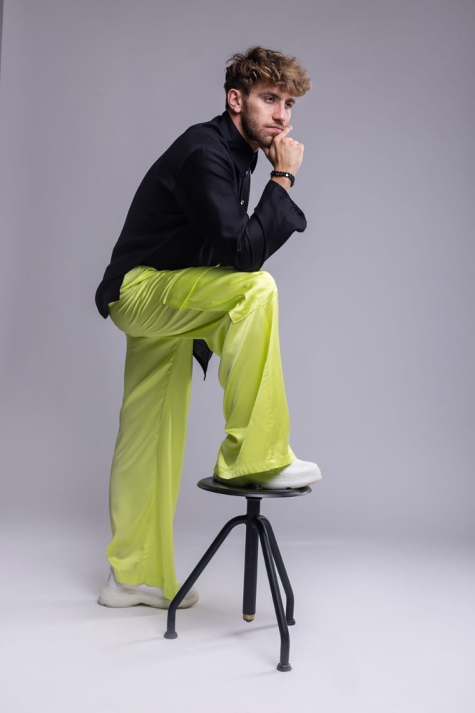 Koszula męska Dark SmokeKoszula męska Dark Smoke - czarna, asymetryczny dół z rozcięciami, bez mankietów, lyocell - stylizacja ze spodniami w kolorze neonowego seledynu z naszej kolekcji