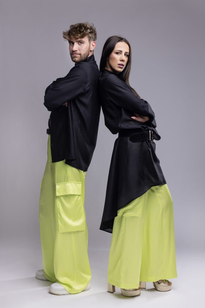 Koszula męska Dark SmokeKoszula męska Dark Smoke - czarna, asymetryczny dół z rozcięciami, bez mankietów, lyocell - stylizacja ze spodniami w kolorze neonowego seledynu z naszej kolekcji na zdjęciu wraz z modelką