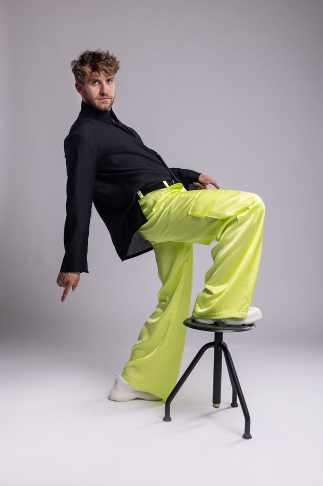 Koszula męska Dark SmokeKoszula męska Dark Smoke - czarna, asymetryczny dół z rozcięciami, bez mankietów, lyocell - stylizacja ze spodniami w kolorze neonowego seledynu z naszej kolekcji