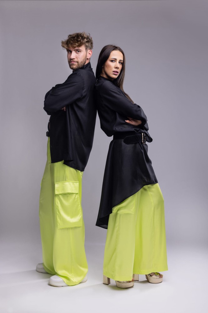 Spodnie męskie Neon Lime- neonowy seledyn, szerokie nogawki, naszywane kieszenie, satynowa wiskoza - stylizacja z koszulą