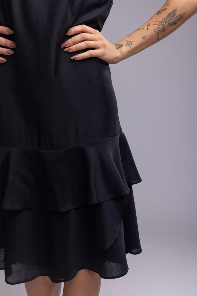 Sukienka Dark MistSukienka Dark Mist - czarna, z falbanami, bez rękawów, z lyocellu, prosty krój,  detal przodu falbana podwójna