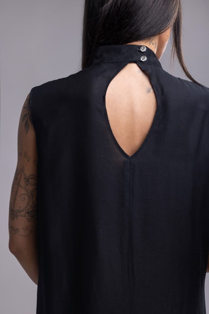 Sukienka Dark Mist - czarna, z falbanami, bez rękawów, z lyocellu, prosty krój , detal z tyłu zapięcie i dekoracyjna łezka