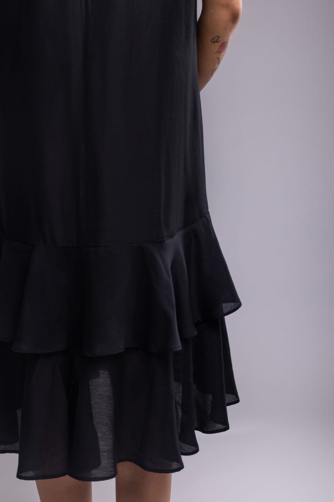 Sukienka Dark MistSukienka Dark Mist - czarna, z falbanami, bez rękawów, z lyocellu, prosty krój widok tyłu detal falbany podwójne