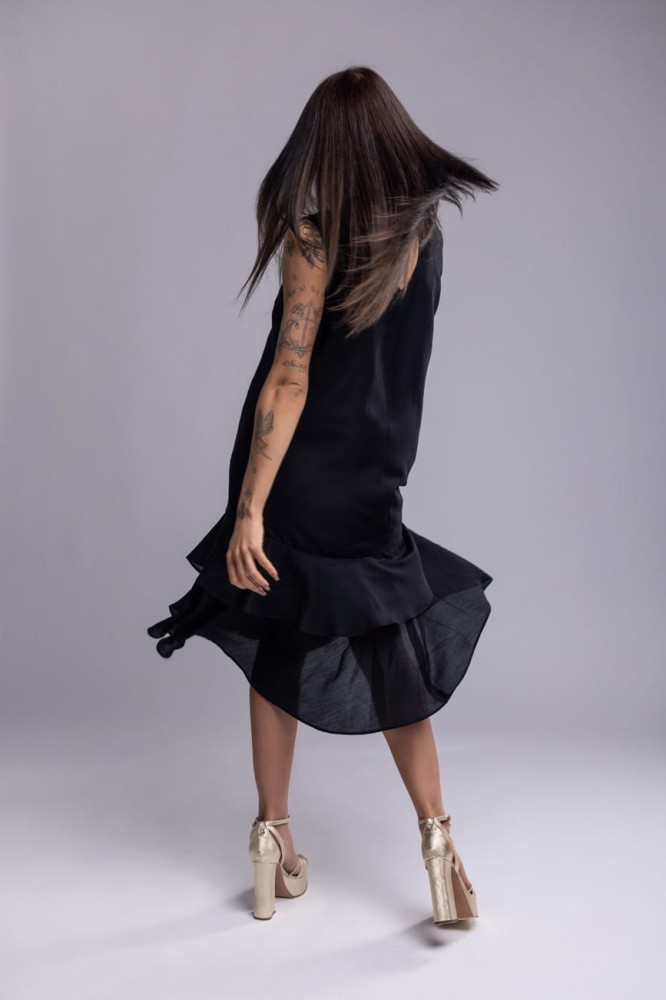 Sukienka Dark MistSukienka Dark Mist - czarna, z falbanami, bez rękawów, z lyocellu, prosty krój widok tyłu, falbana