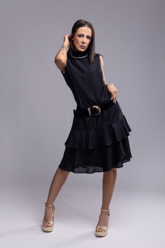 Sukienka Dark MistSukienka Dark Mist - czarna, z falbanami, bez rękawów, z lyocellu, prosty krój widok z przodu stylizacja z paskiem i koralami