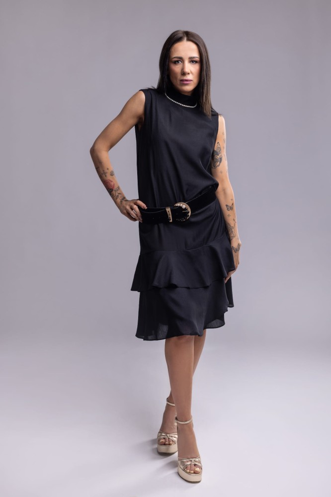 Sukienka Dark MistSukienka Dark Mist - czarna, z falbanami, bez rękawów, z lyocellu, prosty krój stylizacja z paskiem i perełkami