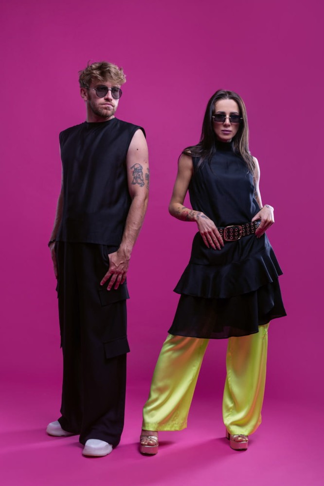 Sukienka Dark MistSukienka Dark Mist - czarna, z falbanami, bez rękawów, z lyocellu, prosty krój, stylizacja ze spodniami z naszej kolekcji, pod pasek