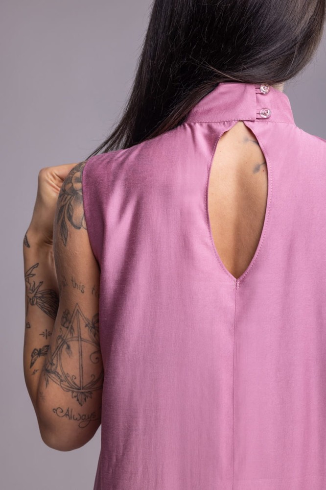 Sukienka bez rękawów Rose Dust – brudny róż, z falbanami, prosty krój,  lyocell- detal tył zapięcie, dekoracyjna łezka