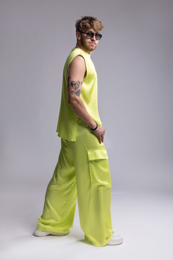 Top męski Neon Ray - asymetria z boku w komplecie ze spodniami szerokimi w tym samym kolorze