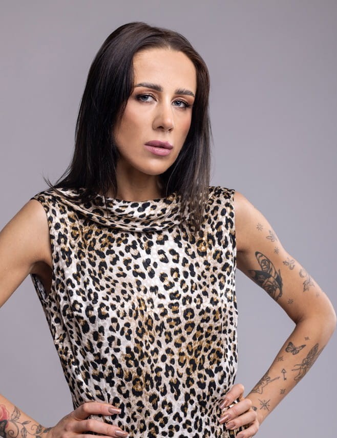 Długa suknia Jaguar Kiss - panterka, z odkrytymi plecami, rozcięcie z tyłu, wiskoza - dekolt szalowy w łódkę