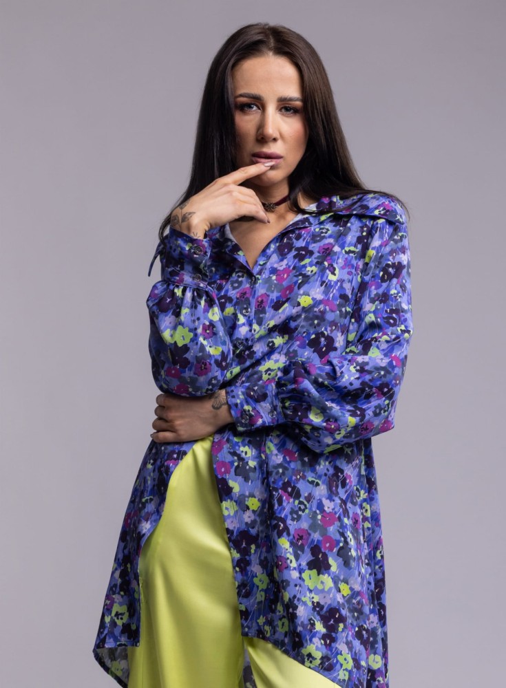 Koszula damska Blue Blossom - długi rękaw, mankiet, asymetryczna, długi tył, guziki, wiskoza, wzór kwiaty