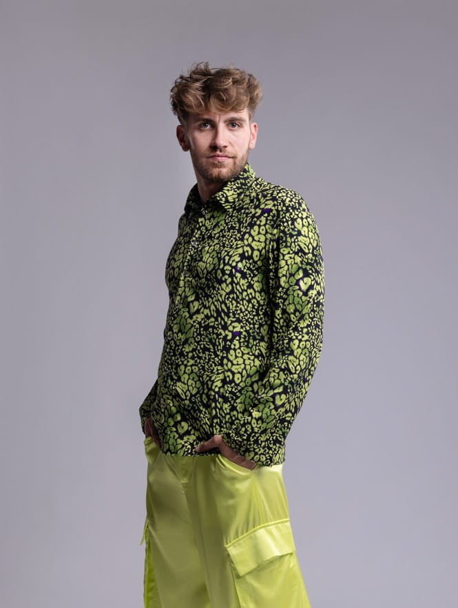 Koszula męska Green Leopard - panterka zielona, prosty krój, bez mankietów, wiskoza i elastan - widok bok i rękaw