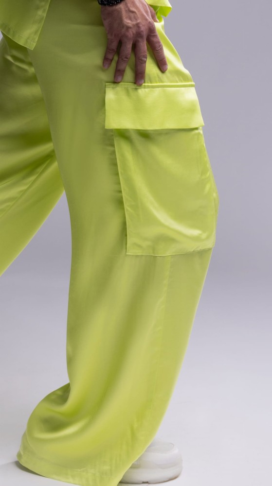 Spodnie męskie Neon Lime- neonowy seledyn, szerokie nogawki, naszywane kieszenie, satynowa wiskoza - detal kieszeń naszywana na nogawce