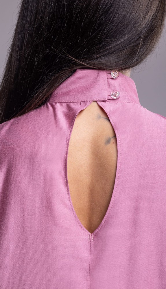 7M2A0640obrobione 1.jpgTunika damska Rosegold - brudny róż, asymetryczna, długi rękaw z rozcięciem, stójka na guziki, lyocell - detal tył guziczki i ozdobna łezka, stójka