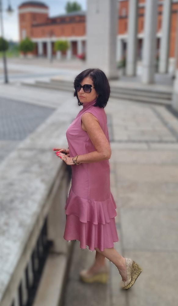 Sukienka bez rękawów Rose Dust – brudny róż, z falbanami, prosty krój,  lyocell