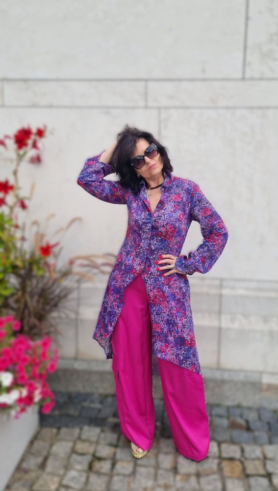 Koszula damska Violet Bloom- długi rękaw, mankiet, asymetryczna, długi tył, guziki, bawełna, wzór - widok bok, stylizacja ze spodniami z naszej kolekcji