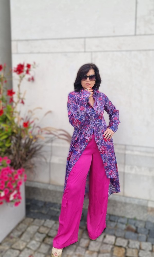 Koszula damska Violet Bloom- długi rękaw, mankiet, asymetryczna, długi tył, guziki, bawełna, wzór - widok bok, stylizacja ze spodniami z naszej kolekcji