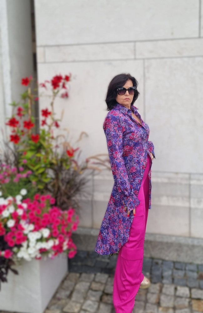 Koszula damska Violet Bloom- długi rękaw, mankiet, asymetryczna, długi tył, guziki, bawełna, wzór - widok bok, stylizacja ze spodniami z naszej kolekcji