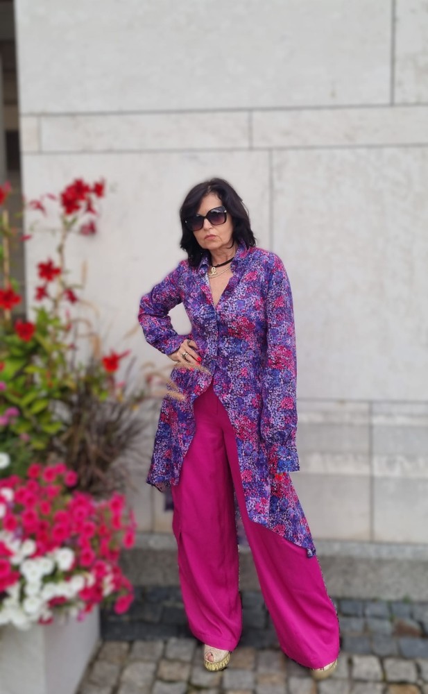 Koszula damska Violet Bloom- długi rękaw, mankiet, asymetryczna, długi tył, guziki, bawełna, wzór - widok bok, stylizacja ze spodniami z naszej kolekcji