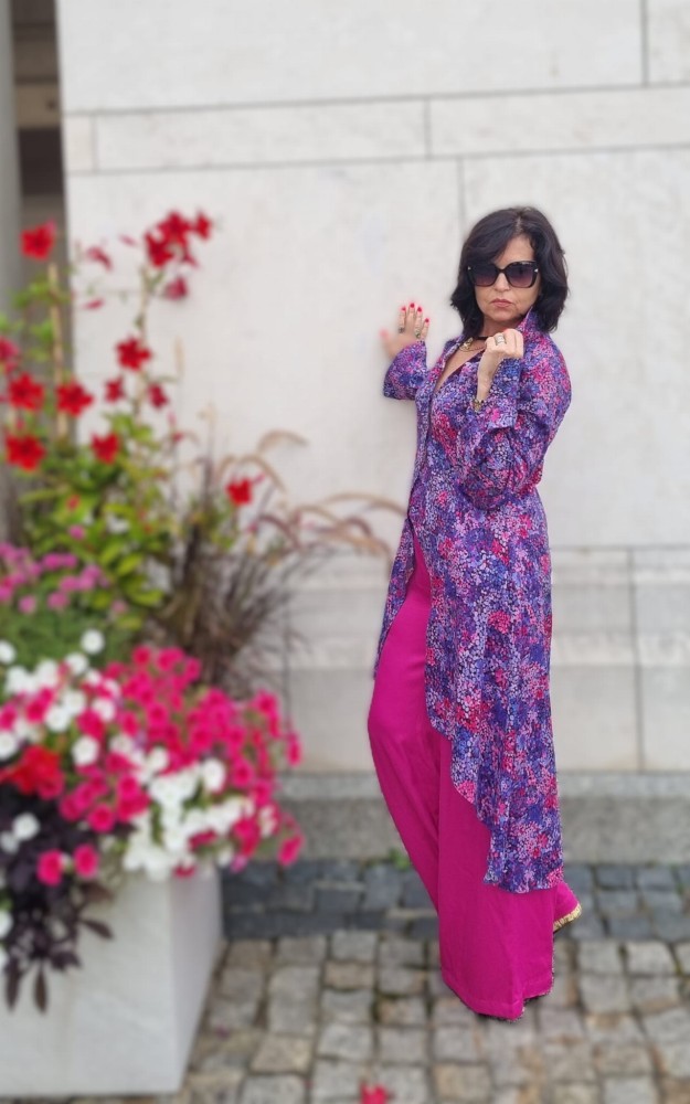 Koszula damska Violet Bloom- długi rękaw, mankiet, asymetryczna, długi tył, guziki, bawełna, wzór - widok bok, stylizacja ze spodniami z naszej kolekcji