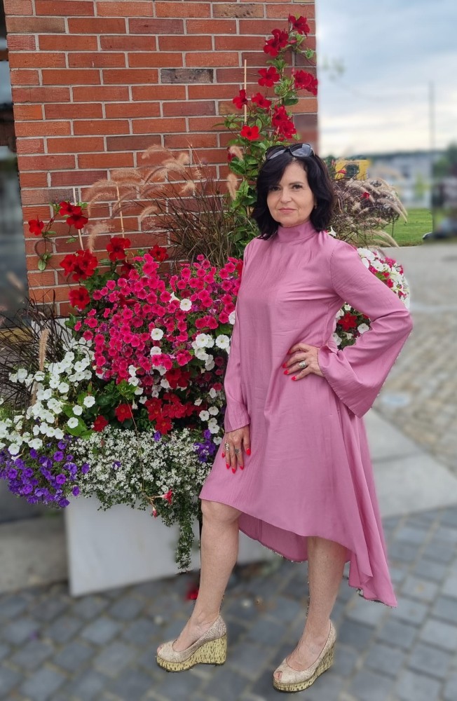 Tunika damska Rosegold - brudny róż, asymetryczna, długi rękaw z rozcięciem, stójka na guziki, lyocell - stylizacja z paskiem