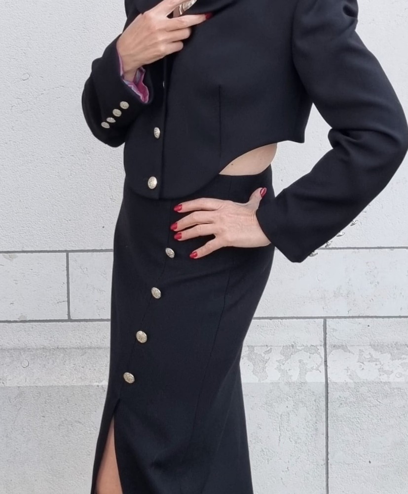 Marynarka damska The Crescent Black - czarna, elegancka, awangardowy krój, lekko poszerzone ramiona, ozdobne złote guziki