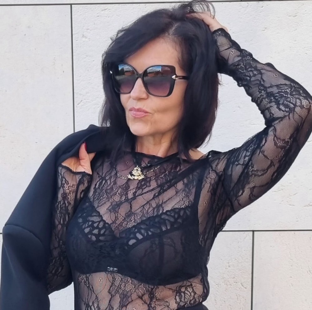 Bluzka Coquette z delikatnej koronki typu francuskiego o miękkiej delikatnej fakturze, długi rękaw, lekko poszerzany