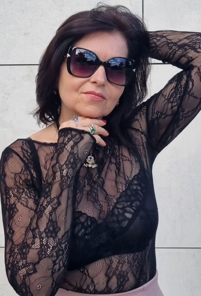 Bluzka Coquette z delikatnej koronki typu francuskiego o miękkiej delikatnej fakturze, długi rękaw, lekko poszerzany