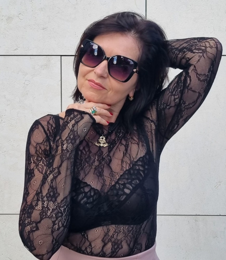 Bluzka Coquette z delikatnej koronki typu francuskiego o miękkiej delikatnej fakturze, długi rękaw, lekko poszerzany