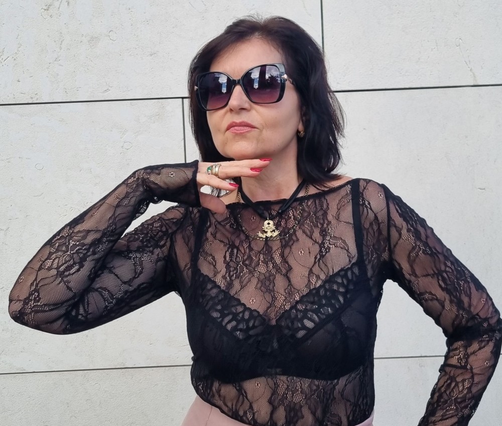 Bluzka Coquette z delikatnej koronki typu francuskiego o miękkiej delikatnej fakturze, długi rękaw, lekko poszerzany