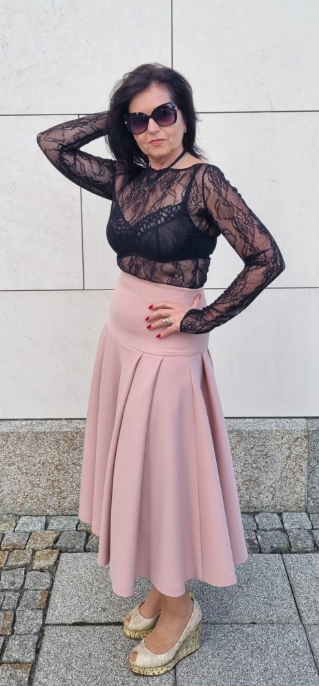 Bluzka Coquette z delikatnej koronki typu francuskiego o miękkiej delikatnej fakturze, długi rękaw, lekko poszerzany