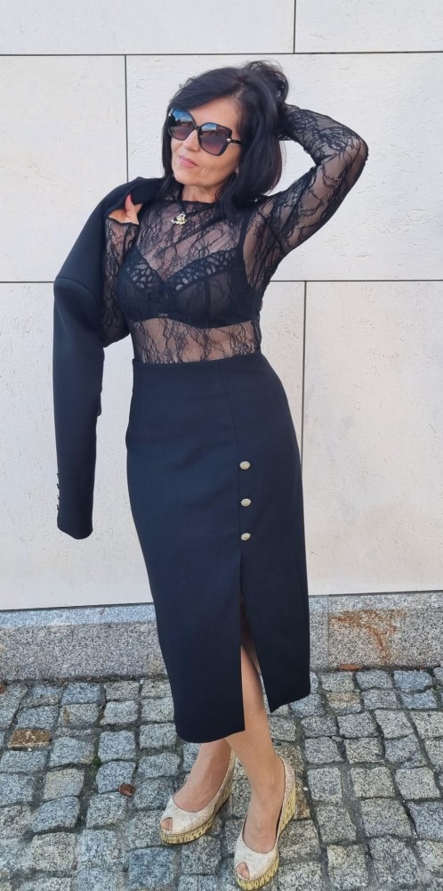 Bluzka Coquette z delikatnej koronki typu francuskiego o miękkiej delikatnej fakturze, długi rękaw, lekko poszerzany