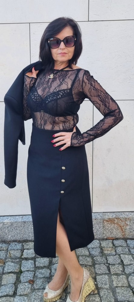 Bluzka Coquette z delikatnej koronki typu francuskiego o miękkiej delikatnej fakturze, długi rękaw, lekko poszerzany